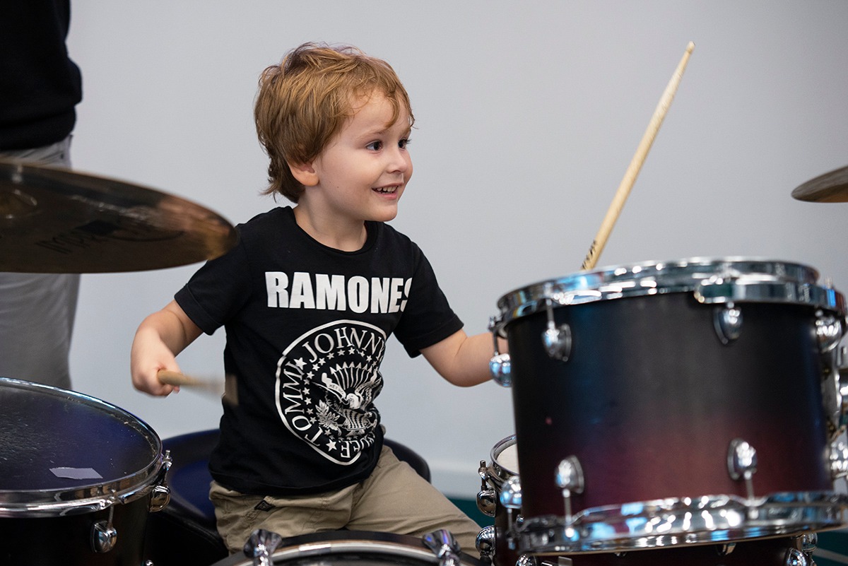 Europe House Скопје работилница за најмладите: „Jazz for Kids“ во соработка со Skopje Jazz Festival и нашите познати џез музичари – Гоце Наумов, Мартин Џорлев и Петар Христов