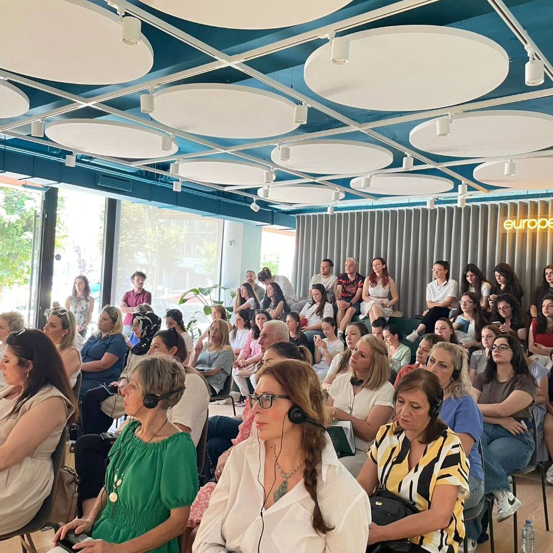 Europe House Тетово одржа панел дискусија во организација со ХЕРА на тема “Колку се важни образовните програми за благосостојбата и менталното здравје кај младите?“