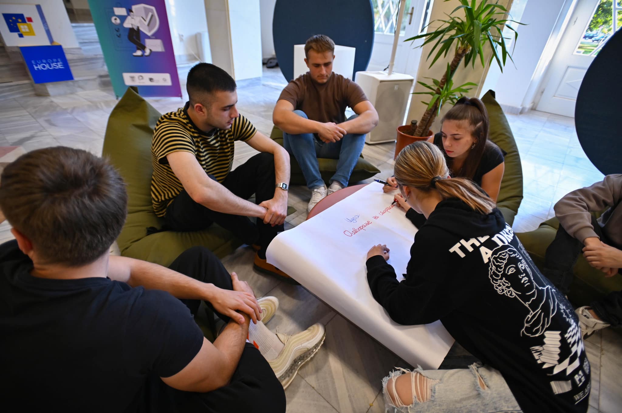 Иницијатива за млади во соработка со Општина Битола и SFERA International во Europe House Битола