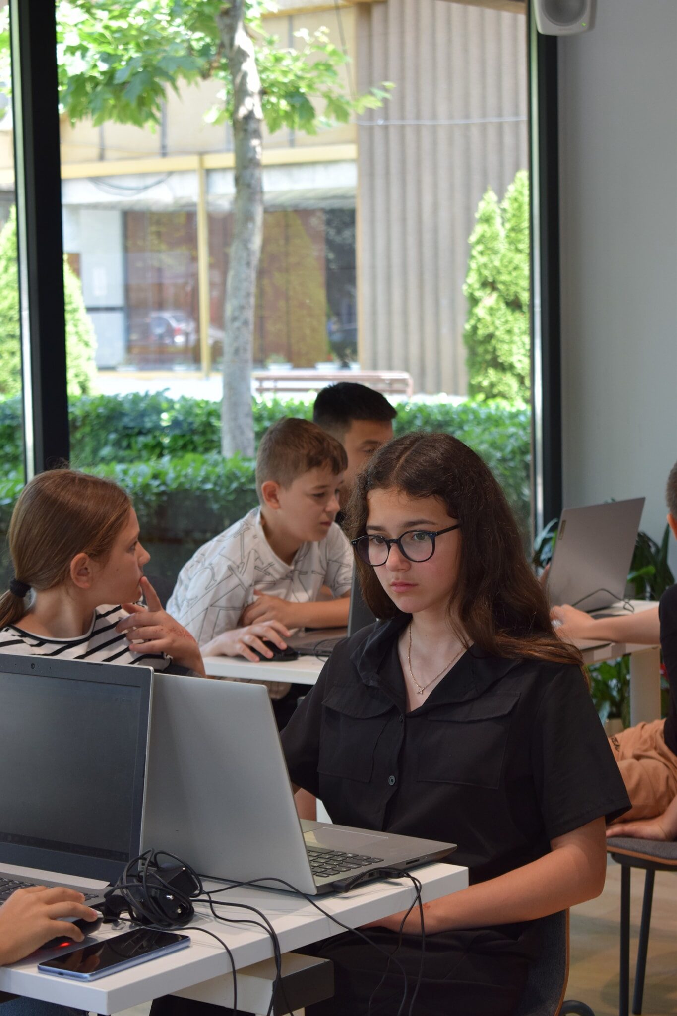 Hour of Code: Првите чекори кон светот на програмирањето и креативноста во Јуроп Хаус Таетово